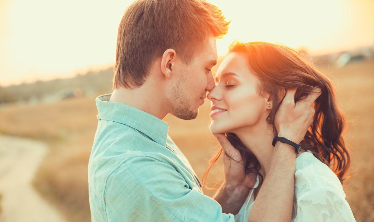 情侣接吻时，男生把手放在女生的不同部位的含义解读