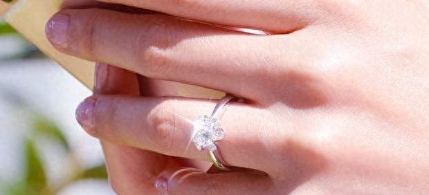 情侣戒指戴在不同手指的意义