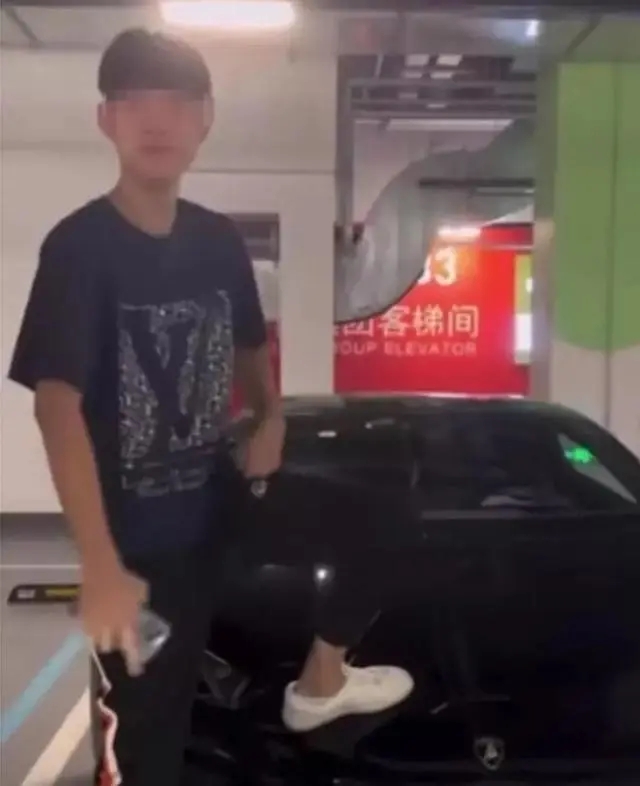 少年踩他人超跑拍视频炫耀定损17万 网友:支持车主维权